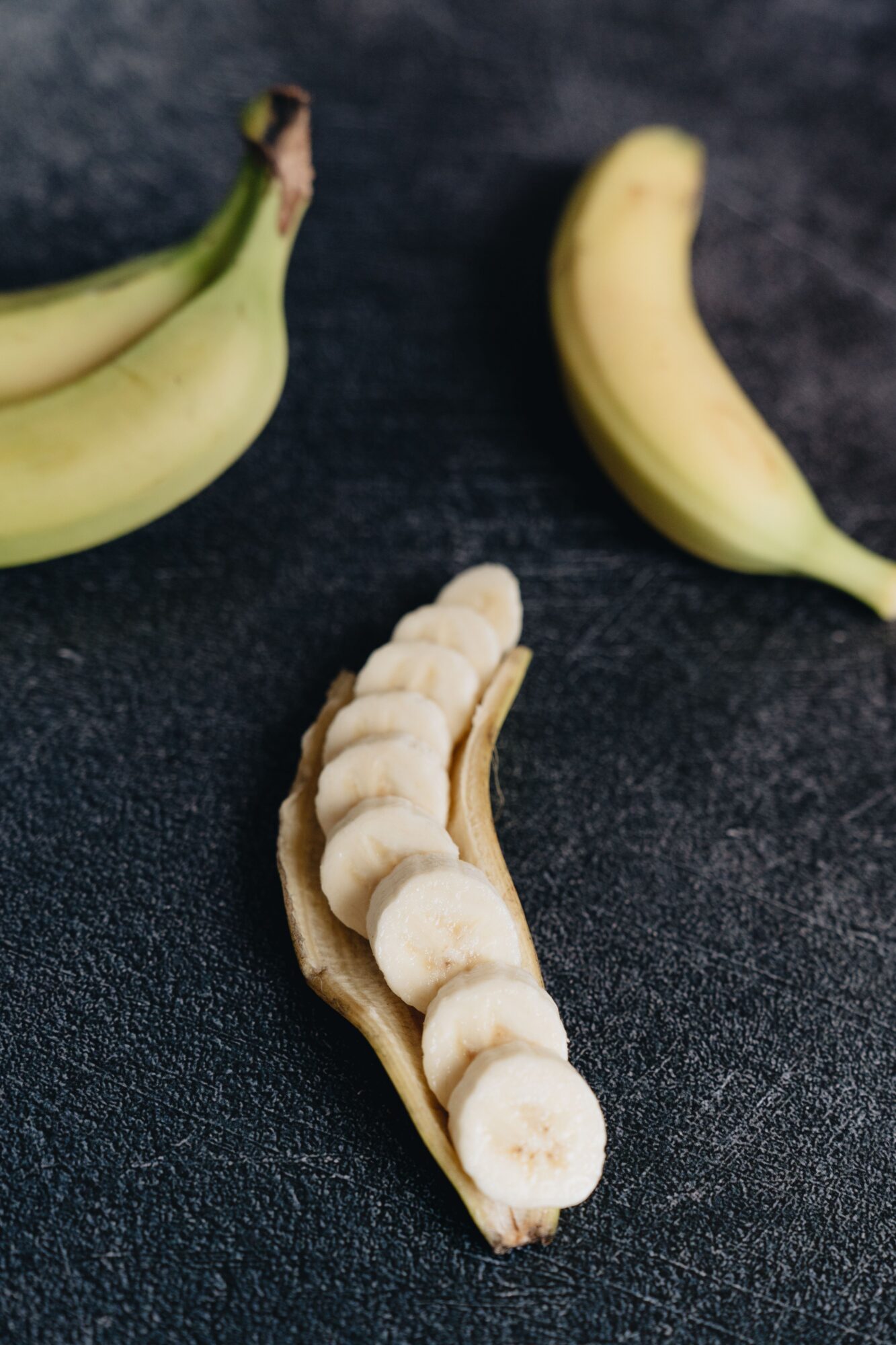Bananes entières et banane épluchée coupée en rondelles