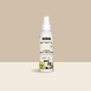Flacon spray de lotion anti-insectes bio Biovetol pour chien, protection naturelle contre puces et tiques.