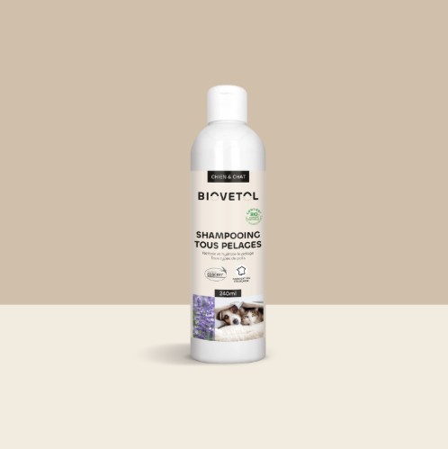 Flacon de shampooing tous pelages bio Biovetol pour chien et chat, 240ml.