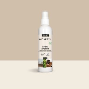 Flacon spray Biovetol Habitat anti-puces et anti-tiques, solution bio pour l'environnement domestique.