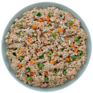 Vue de dessus d'un bol de la recette fraîche L'Assiette de Max au poulet pour chien. L'image montre la texture des ingrédients : poulet, riz, carottes et légumes verts hachés.