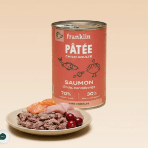 Boîte de pâtée Franklin pour chien adulte au saumon, à la dinde et à la canneberge, avec une assiette de pâtée garnie de saumon, de dinde et de canneberges