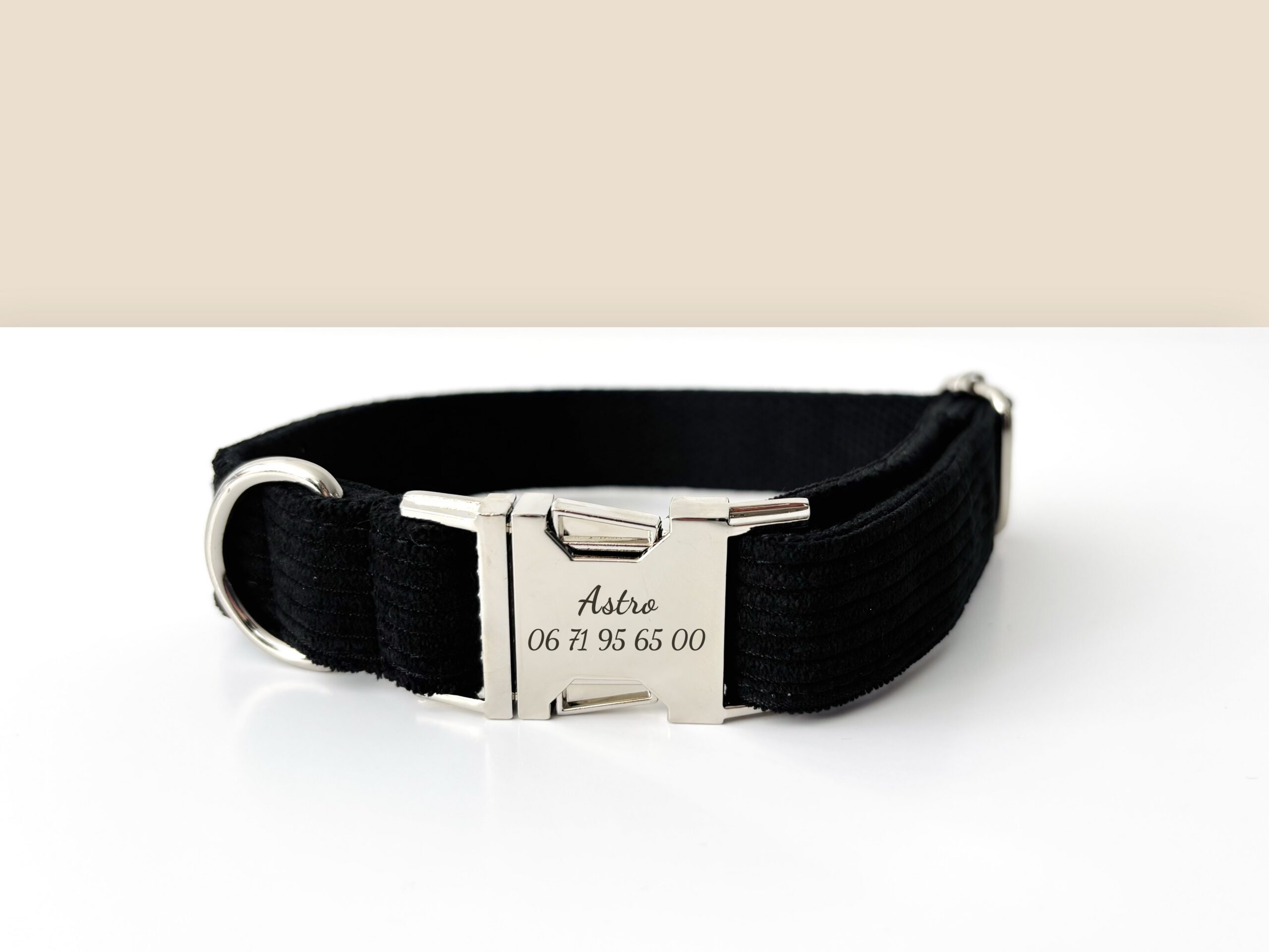 Collier pour chien en velours côtelé noir de Bande de Canailles, avec boucle argentée gravée