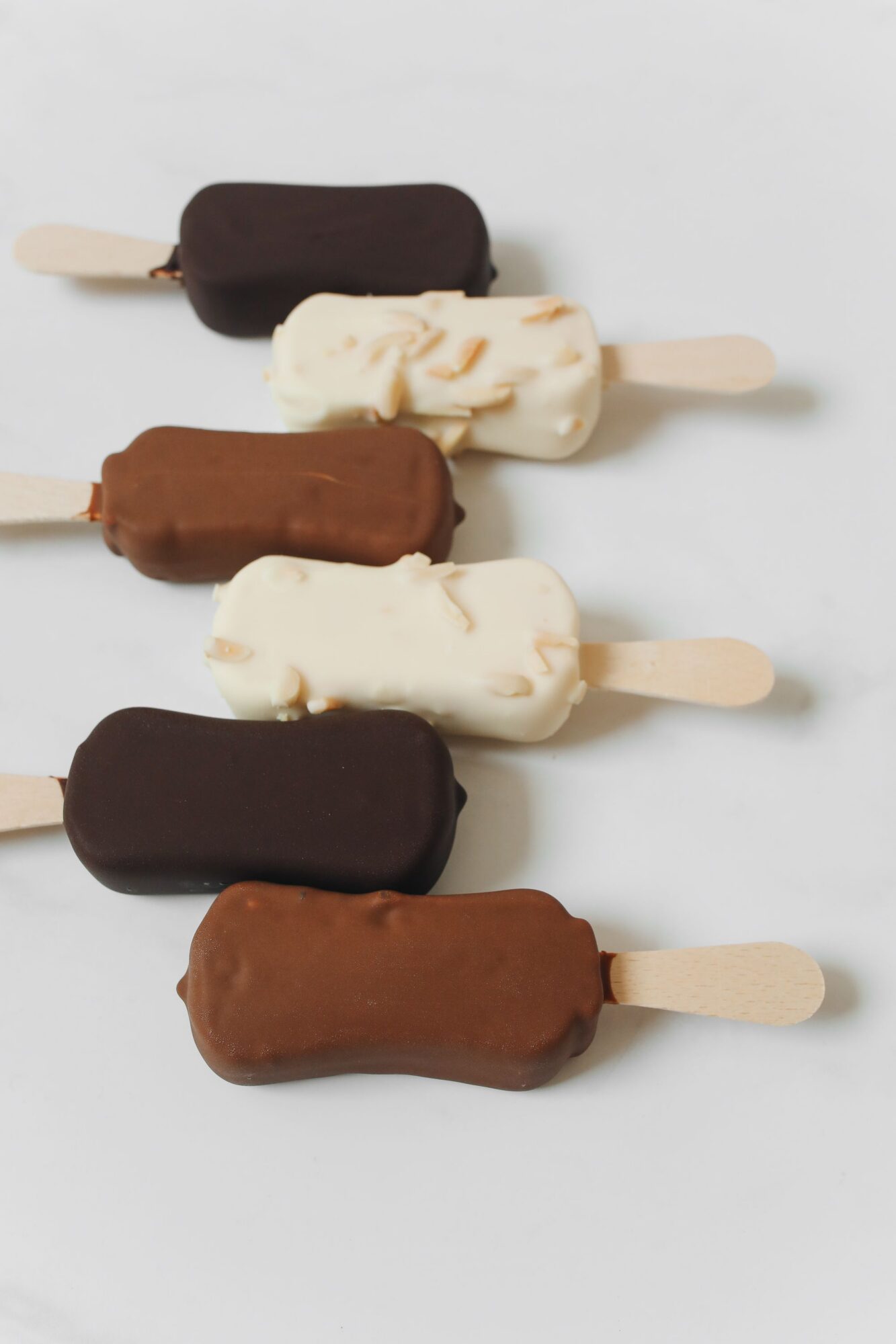 Glaces vanille et chocolat sur bâtonnets, enrobées de chocolat