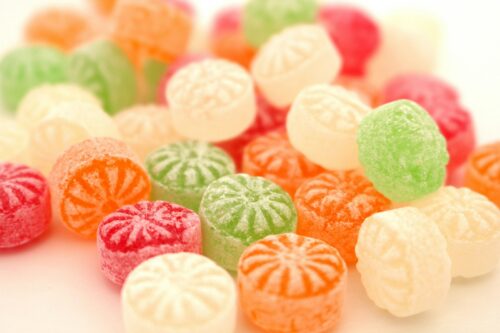 Bonbons colorés : les bonbons et chewing-gums « sans sucre » peuvent contenir du xylitol, très toxique pour le chien