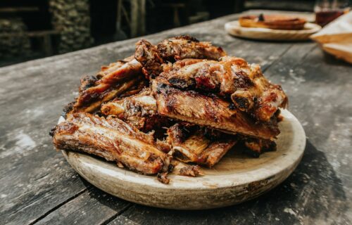 Côtes grillées sur un plateau en bois : les os cuits se brisent en esquilles et sont dangereux pour le chien