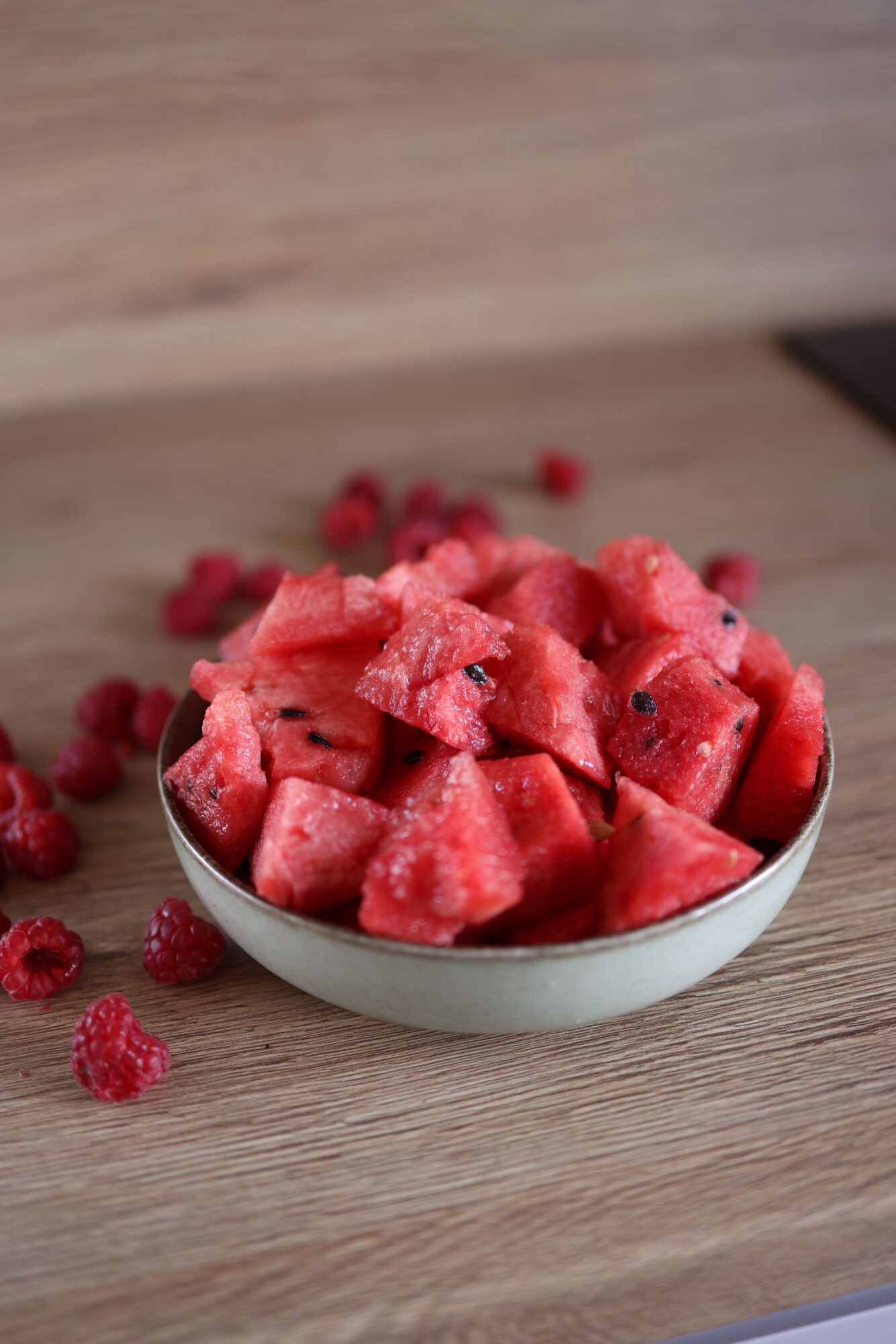 Cubes de pastèque et framboises dans un bol